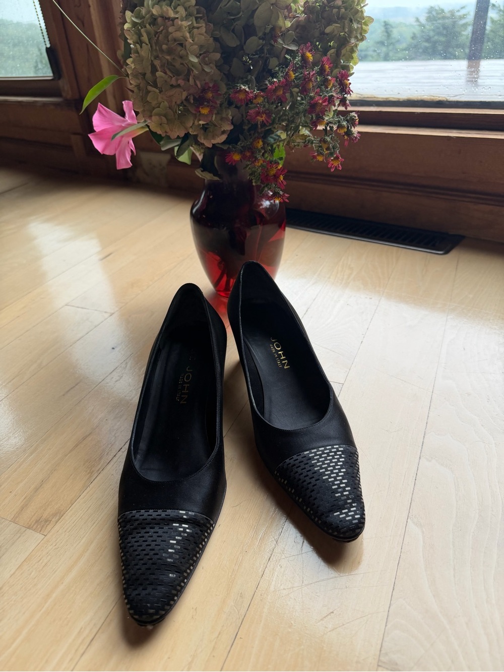 St. John Nicolette Pointed Toe Pumps Black Satin Textured Cap Toe Sz 8.5B & Box